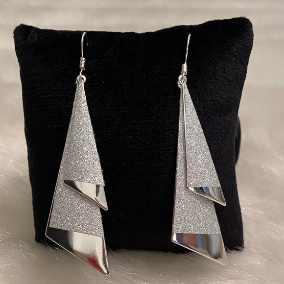 Elegant Frost: Geometric Drop Fashion Earrings in Frosted Silver - Picture 10 of 13